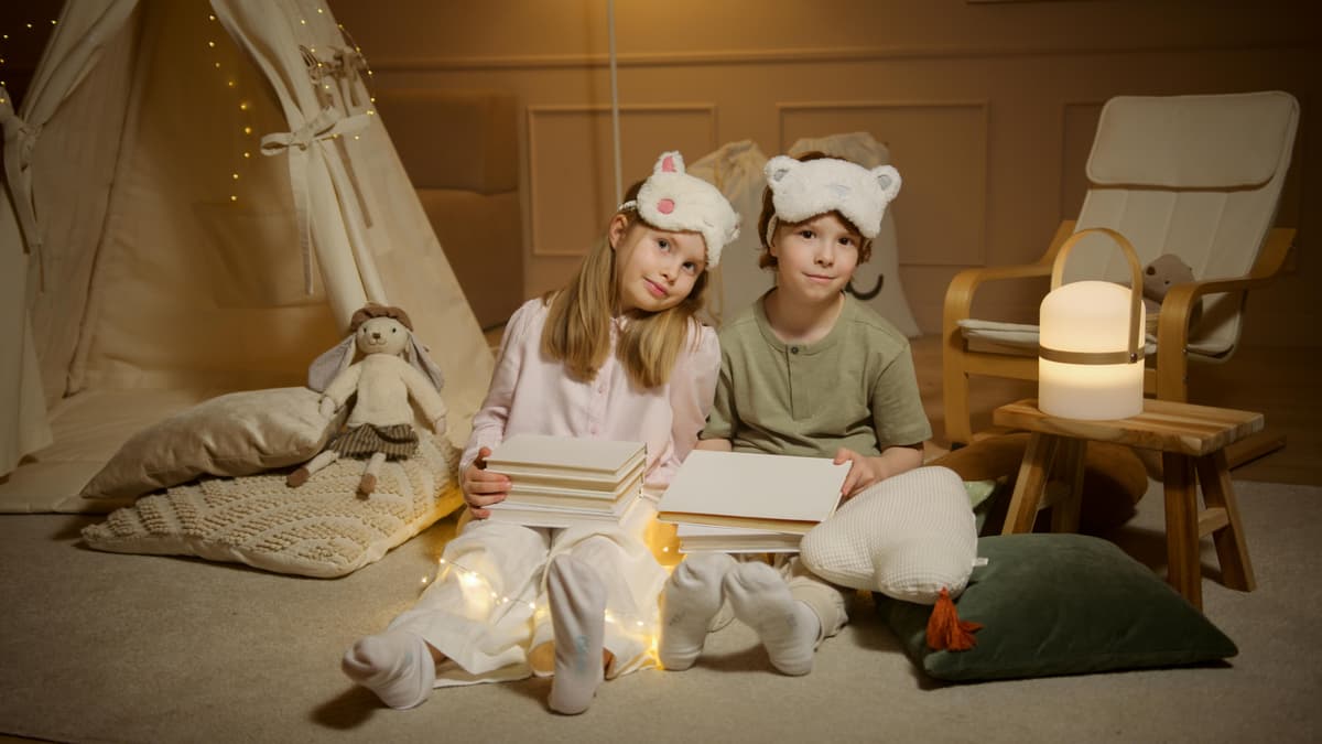 Niños jugando felices